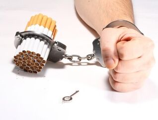 Kouření je docela těžké přestat kvůli jeho silné závislosti. 